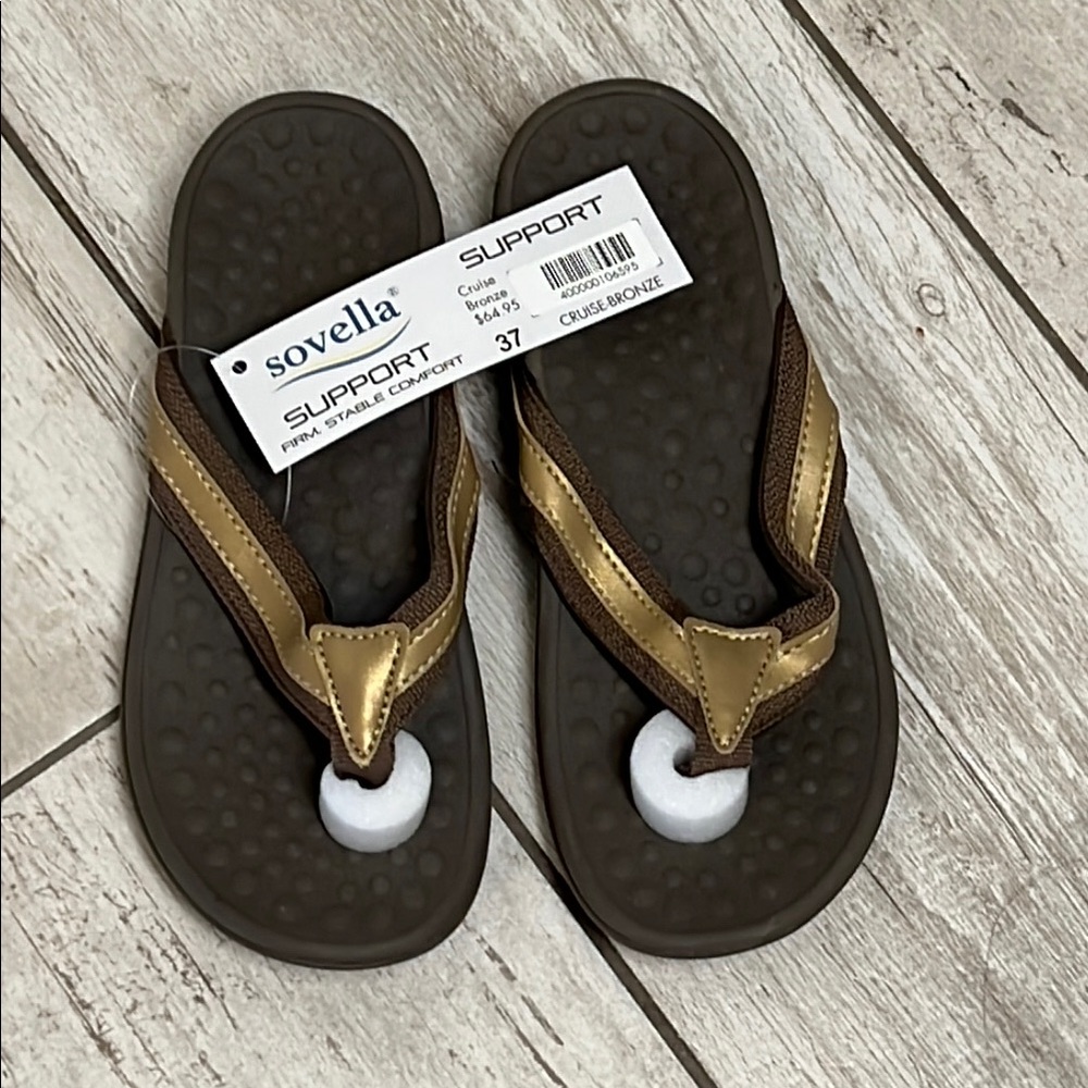 NWT Sovella support flip flops size 37 (US 6.5)